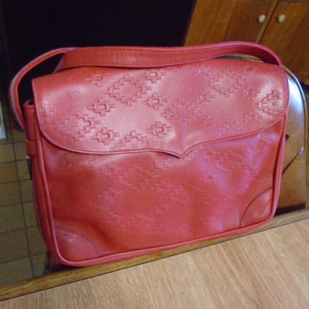 Valentino Garavani Les Sacs Red Embossed Messenger Crossbody Bag Purse Mde Italy